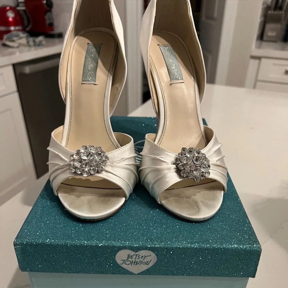 [SOLD] Betsy Johnson formal white shoes, size 10